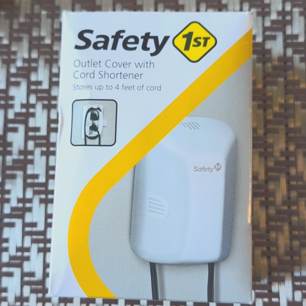 Box#27 ♨️ 5 For $35 ♨️ Four Safety 1st Outlet Covers with Cord Shortener